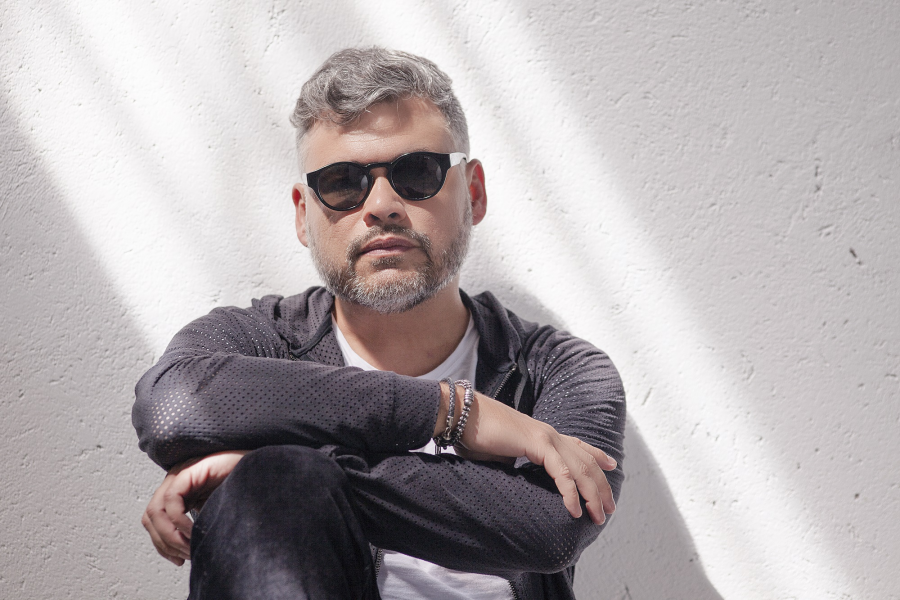 Leo Janeiro: um artista multitarefas